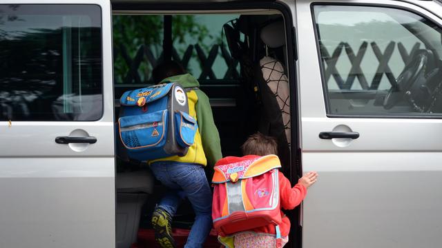 Kindergesundheit: DAK: Hunderttausende Kinder als Passivraucher in Autos