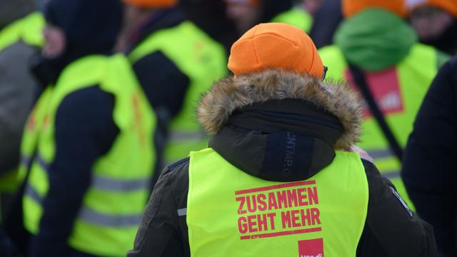 Arbeitsniederlegungen: Gewerkschaften rufen für Dienstag zum Warnstreik auf