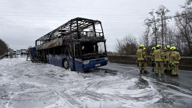 Notfälle: Reisebus brennt auf der Autobahn