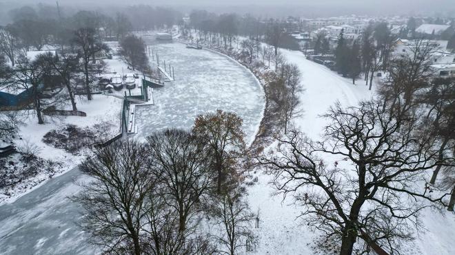 Weather prospects: Passers-by walk along the Brühl Terrace in front of the Catholic Court Church in Dresden. A rainy start to the weekend awaits people in Saxony, Saxony-Anhalt and Thuringia.