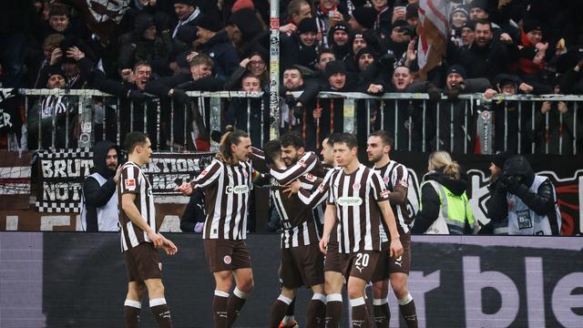 Fußball-Bundesliga: Abstiegskandidat St. Pauli düpiert schwächelnde Stuttgarter