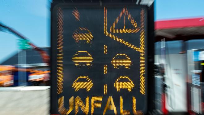 Verkehr: Bis die beschädigte Brücke begutachtet werden kann, bleibt die Autobahn an der Unfallstelle nur einspurig befahrbar. (Symbolbild)