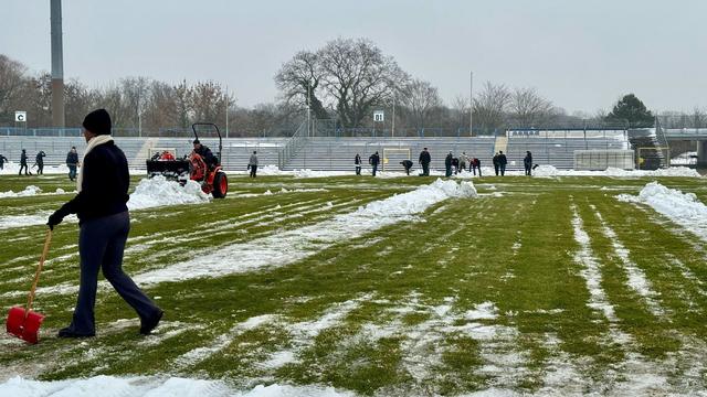 Rugby-EM: Freiwillige räumen Schnee für Rugby-Länderspiel in Dessau