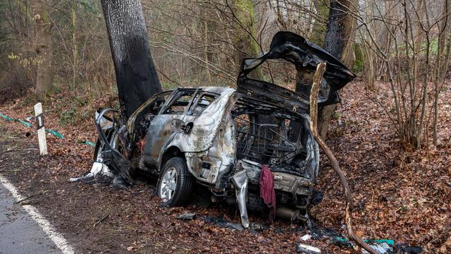 Unfall: Mann prallt mit Auto gegen Baum - Fahrzeug ausgebrannt