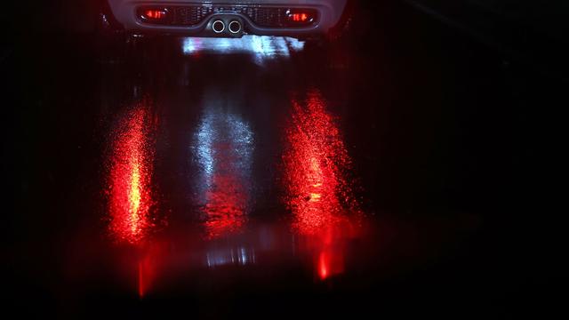 Alkohol am Steuer: Polizei weckt Fahrer auf Bundesstraße – Ermittlungen laufen