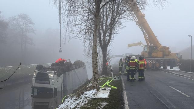 Unfälle: Sattelzug mit Hühnerdung landet kopfüber im Kanal