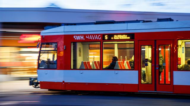 Nahverkehr: Sicherheitsbedenken: Brücke in Halle bleibt für Trams dicht