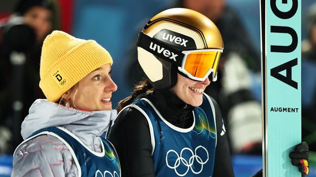 Olympische Winterspiele: Skispringerinnen verpassen Medaille - Stroem holt Gold
