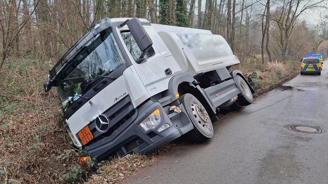 Konstanz: Tankwagen rutscht in Bach - Gefahr für Bodensee