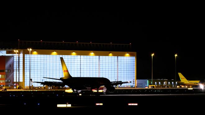 Flugverkehr: Eine DHL-Frachtmaschine ist nach einem technischen Problem zum Flughafen Leipzig/Halle zurückgekehrt. (Archivbild)