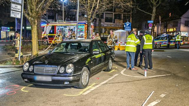 In Kurve stark beschleunigt?: Junger Autofahrer fährt Fußgängerin tot