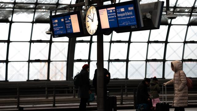 Vereiste Oberleitungen: Eisiges Wetter – Regionalbahnen fahren weiter eingeschränkt