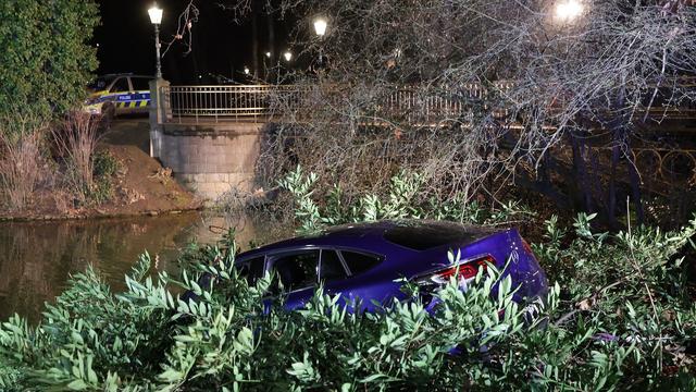 Verkehr: Nach mehreren Unfällen landet Auto im Teich