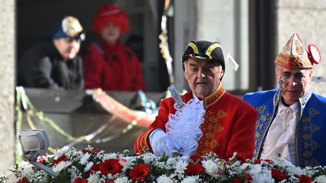 Karneval: Reul fährt an der Spitze des Kölner Rosenmontagszugs
