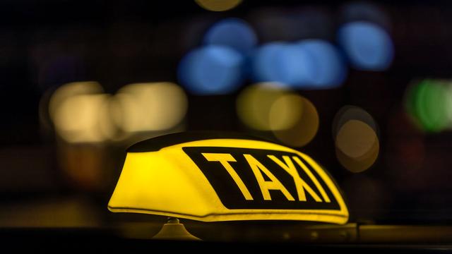 Kriminalität: Taxifahrer wird rassistisch beleidigt und attackiert