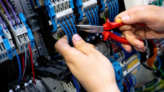 Kriminalität: Unbekannter bricht Verteilerkasten auf - Stromausfall