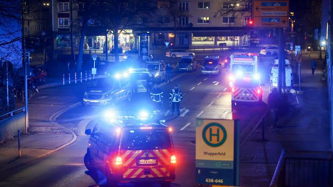 Rund 20 Beteiligte: Die Polizei muss in Wuppertal wegen einer Auseinandersetzung mit mindestens einem Messer ausrücken. (Symbolbild)