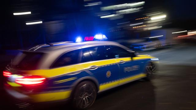 Beamte im Krankenhaus: Zwei Polizisten auf Einsatzfahrt verletzt