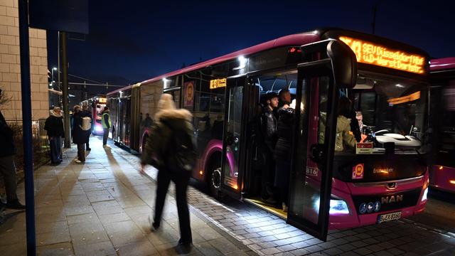 Bahnverkehr: Nur Busse nach Wuppertal: ruhiger Start in die Feuerprobe