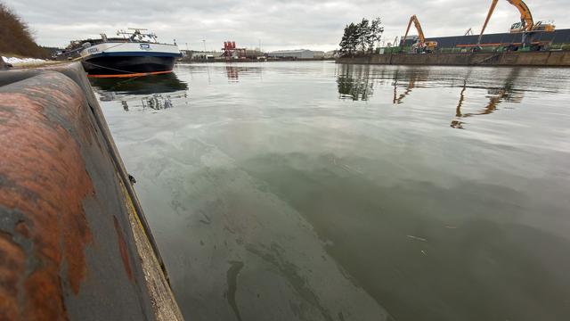 Schifffahrt: Schiff verliert Öl - Schleuse in Nürnberg gesperrt