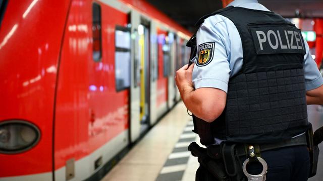 Tödlicher Unfall: Senior bückt sich nach Tasche und fällt vor S-Bahn