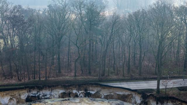 Bei Quarzwerk: Straße sackt in Grube – Experten suchen nach Ursache