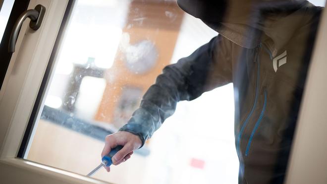 Einbruch: Die Unbekannten hebelten für die Tat eine Terrassentür auf und verschafften sich dadurch den Zutritt. (Symbolbild)