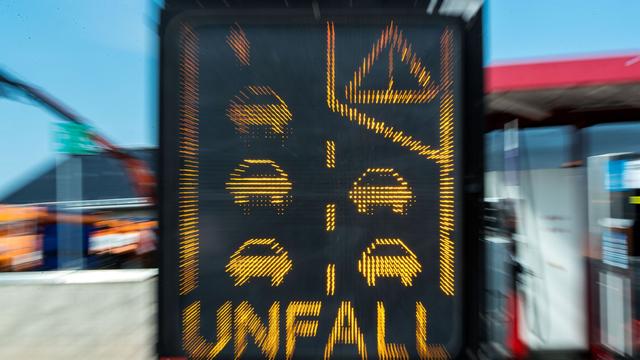 Verkehr: Verkehr nach Baggerunfall an Autobahnbrücke beeinträchtigt