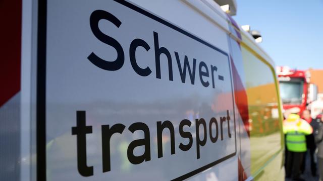 Verkehrsunfälle: 116-Tonnen-Laster blockiert A2 – Sperrung bis zum Abend