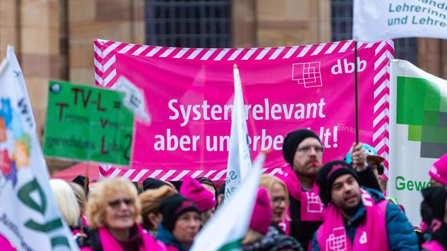 Tarifkonflikt: Beschäftigte des öffentlichen Dienstes im Warnstreik