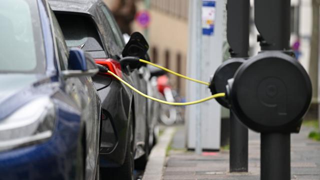 Analyse von Versicherer: Mieter in Hessen halten sich bei E-Autos zurück