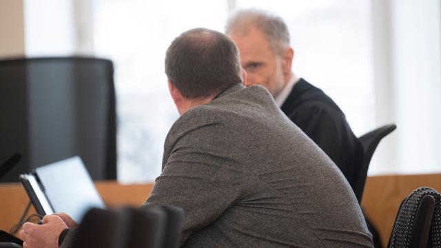 Mutter und zwei Söhne sterben: Prozess um Unfall mit drei Toten - Fahrer entschuldigt sich