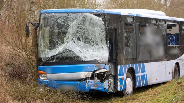 Unfall mit Kindern: Schulbus stößt mit Lkw zusammen