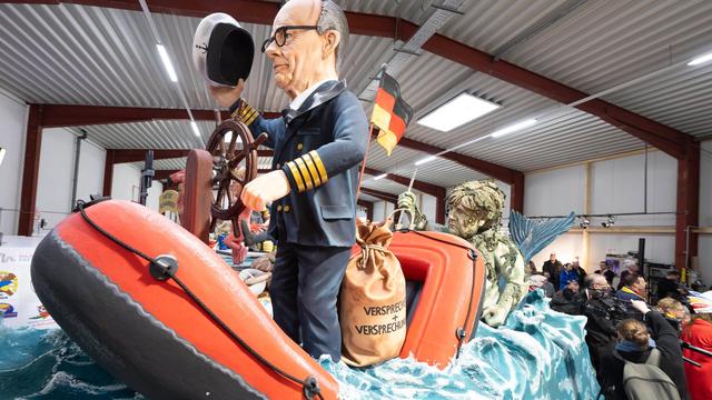 Helau am Rhein: Trump zerdrückt Miss Liberty auf Motivwagen – Merz in Not