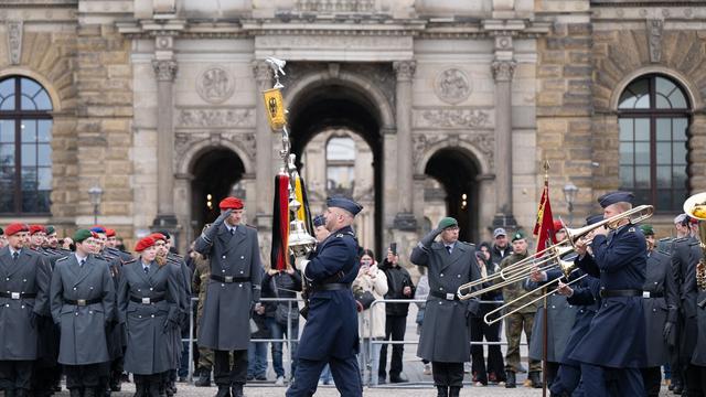Bundeswehr: Appell vor Semperoper für 700 junge Offiziere