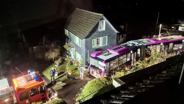 Ende einer Dienstfahrt: Bus fährt in Sackgasse und kommt nicht wieder raus