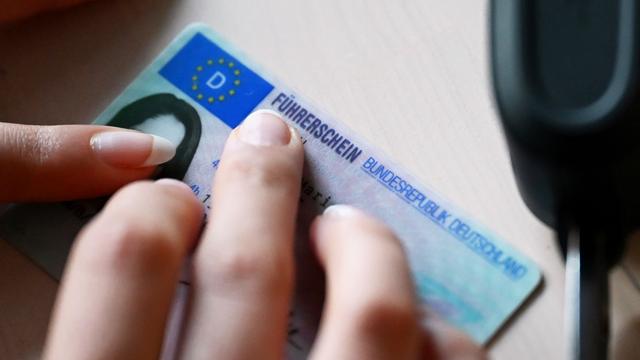 Führerscheinprüfung: Fast jeder Zweite fällt durch – Führerschein bleibt Hürde