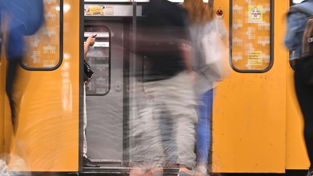 Unfälle: Mann von U-Bahn erfasst und verletzt