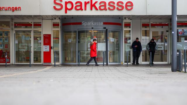 Millionen-Einbruch: Polizeieinsätze nach Fehlalarmen an Sparkasse Gelsenkirchen