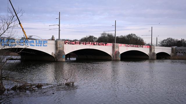Fund bei Bauarbeiten: Sperrkreis wegen Kampfmittelverdacht um Zeppelinbrücke