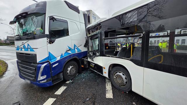 Unfälle: Bus prallt mit Lastwagen zusammen - sechs Verletzte