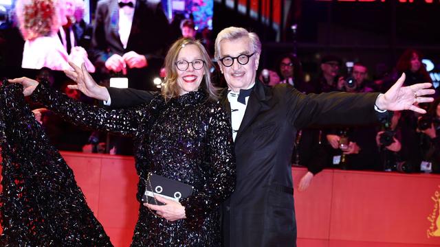 Berlinale: Kleid aus VHS-Kassetten: Wenders' Frau trägt seine Filme