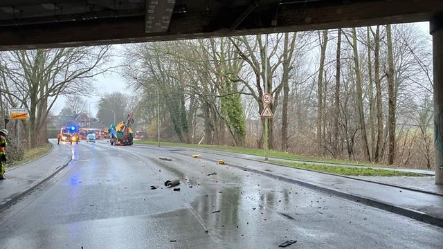 Unfall: Lkw-Kranarm kracht an Unterführung - A4 gesperrt