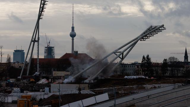 Umbau des Jahn-Sportparks: Mit Verspätung: Flutlichtmasten im Jahnsportpark gesprengt