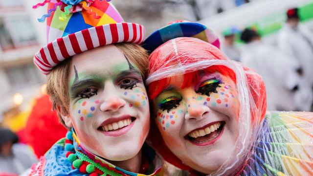 Weiberfastnacht: Nasser Karnevalsauftakt in den rheinischen Hochburgen