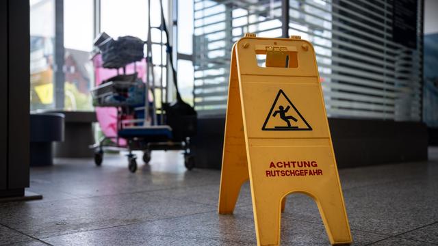 Sachbeschädigung: Sechsstelliger Schaden nach Klo-Streich in Münchner Schule
