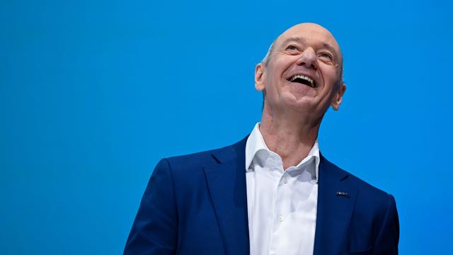 Industrie: Siemens hebt die Prognose und überholt SAP