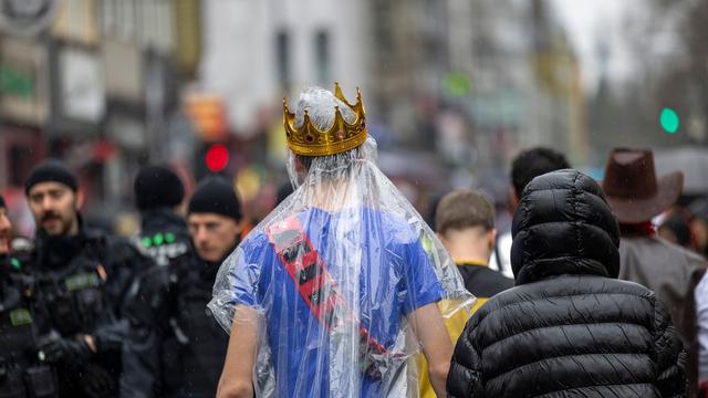 Bild: Weiberfastnacht: Karneval als Krisenschild - Narren feiern im Regen