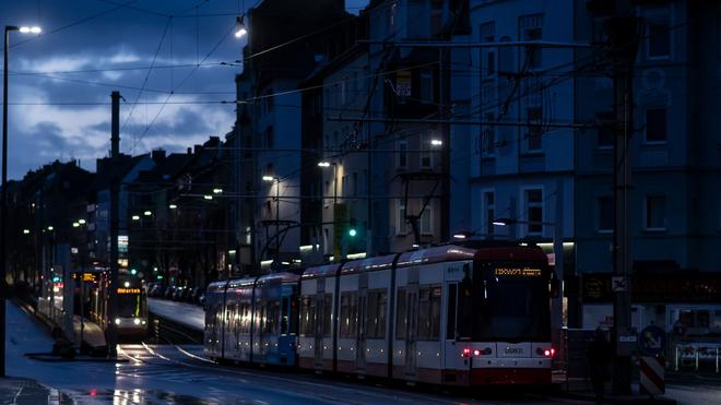 Gewaltsamer Angriff: In einer Stadtbahn in Dortmund attackierte ein laut telefonierender Mann einen anderen Fahrgast. (Symbolbild)