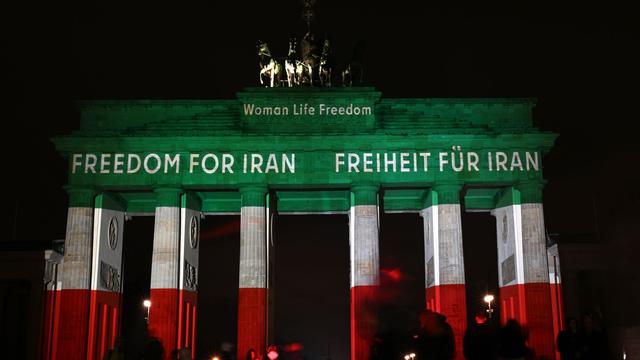 Wahrzeichen wird angestrahlt: Brandenburger Tor leuchtet für Freiheit im Iran